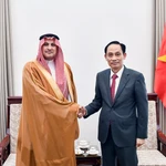 Le ministère des Affaires étrangères, le ministre Le Hoai Trung (droite) a reçu, l’après-midi du 31 décembre à Hanoï, Mohammed Ismaeil A. Dahlwy, ambassadeur d’Arabie saoudite, venu prendre congé au terme de son mandat au Vietnam. Photo : VNA