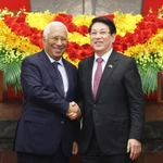 Le président Luong Cuong (droite) et le président du Conseil européen António Costa lors d’une conférence de presse informant sur les résultats de leur entretien à Hanoï. Photo : VNA