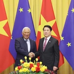 Le président Luong Cuong (droite) et le président du Conseil européen, António Costa. Photo : VNA