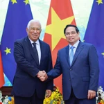 Le Premier ministre Pham Minh Chinh (droite) a reçu à Hanoï le président du Conseil européen, António Costa. Photo : VNA