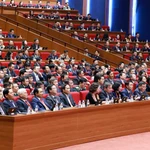 Le débat sur les projets de Documents du 14e Congrès national du Parti communiste du Vietnam. Photo : VNA