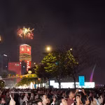 Le tir de feux d'artifice de basse altitude à la zone de la tour Saigon Marina IFC (quartier de Sai Gon). Photo : VNA