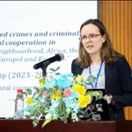 Un délégué étranger prend la parole lors du Colloque international sur le droit pénal transnational dans la région Asie – Pacifique. Photo : VNA