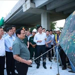 Le Premier ministre Pham Minh Chinh inspecte l'avancement des travaux de l'autoroute Chau Doc - Can Tho - Soc Trang. Photo : VNA