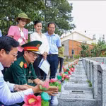 Le vice-président du Comité populaire de la province de Tay Ninh, Pham Tan Hoa (gauche, assisse), accompagné d'une délégation, examine les informations sur les tombes des martyrs non identifiés au cimetière des martyrs d'An Tinh, quartier d'An Tinh, province de Tay Ninh. Photo : VNA