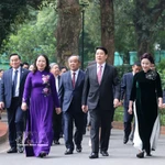 Le président de la République, Luong Cuong, a rendu hommage au Président Hô Chi Minh, le 13 février, à la Maison 67. Photo : VNA