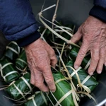 L'art ancestral de l'emballage du "bánh chưng" : un rituel du Têt vietnamien