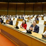 Avec 437 députés sur 442 ayant voté pour, soit 92,39% du total, l’Assemblée nationale a adopté la Loi sur les fonctionnaires (modifiée). Photo : VNA