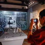 Des visiteurs découvrent l'exposition « Histoire de la pierre », qui mêle techniques traditionnelles et numériques. Photo : VNA