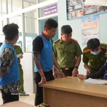 Sur la photo : les autorités contrôlent strictement la zone du poste frontière international de Dinh Ba afin de prévenir et de lutter contre les entrées et sorties illégales. Photo : VNA