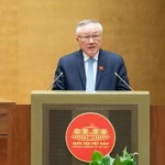 Le vice-Premier ministre permanent Nguyen Hoa Binh a présenté le rapport récapitulatif du mandat 2021-2026 du gouvernement. Photo : VNA