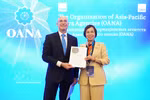 La directrice générale de VNA, Vu Viet Trang, reçoit le deuxième prix du concours des meilleurs produits journalistiques de l’OANA 2026 remis par Andrey Kondrashov, directeur général de la TASS. Photo: VNA