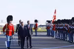 Le secrétaire général du Parti et président To Lam (gauche) et le roi Frederik X de Danemark passent en revue la garde d'honneur. Photo : VNA