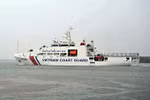Le navire CSB 8001 des garde-côtes vietnamiens quitte Hô Chi Minh-Ville pour une visite de travail et d’échange d’expériences avec les garde-côtes indonésiens. Photo: VNA
