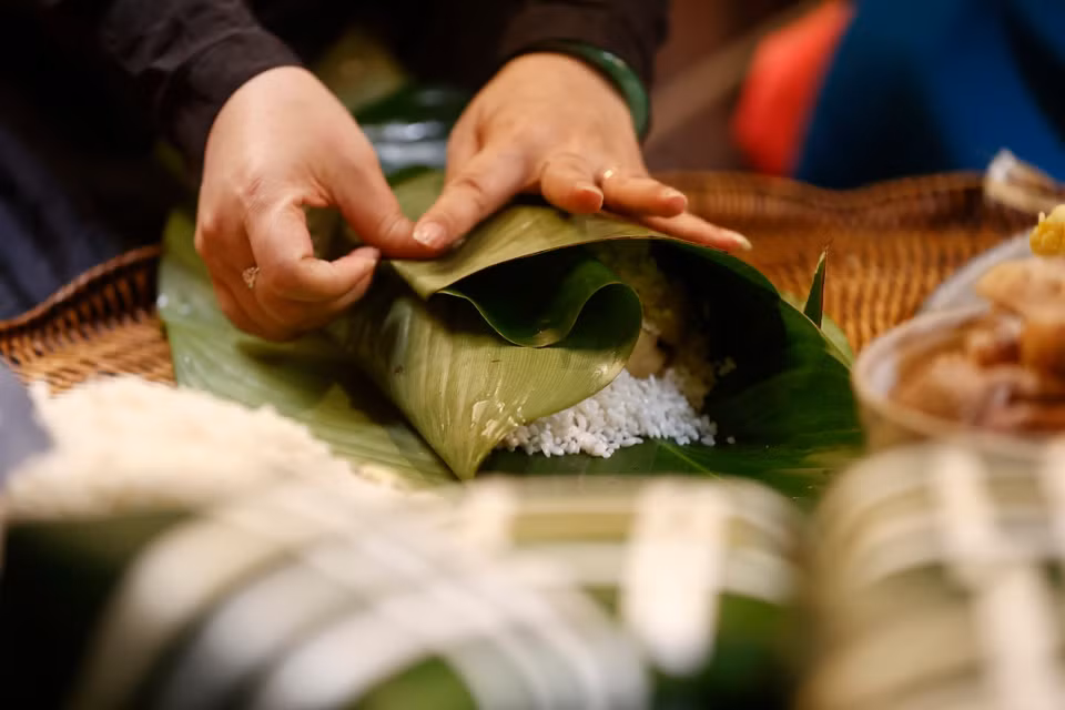 Les mains habiles préparent soigneusement du "bánh chưng" carrés et parfaits, prêts pour célébrer le Têt traditionnel. Photo : VNA