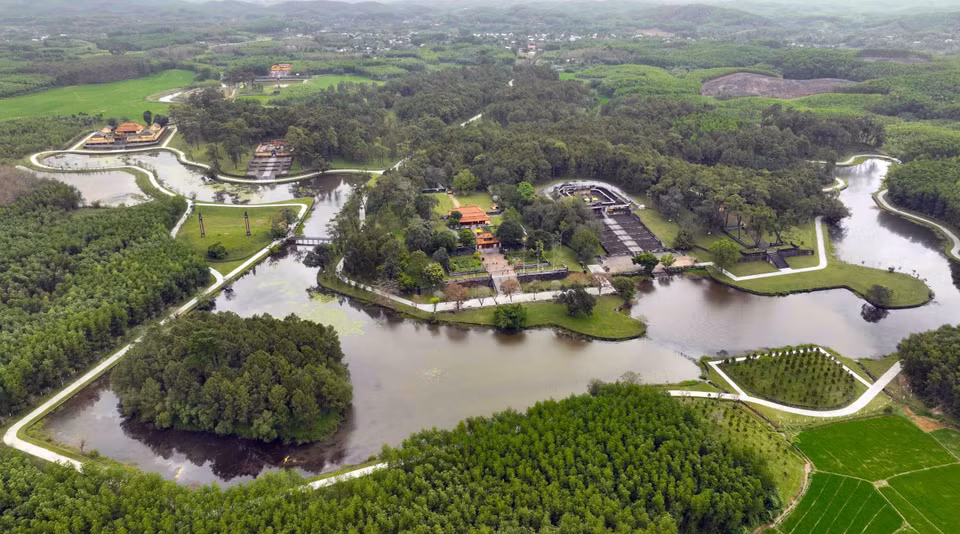 Panorama du complexe du mausolée de Gia Long.