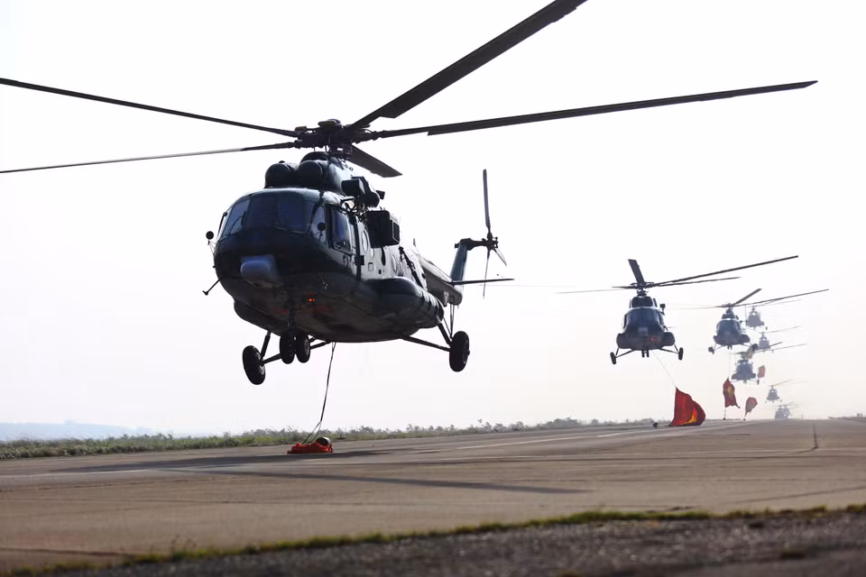 Une escadrille de dix hélicoptères de l'armée de l'air vietnamienne s'élève simultanément dans le ciel de Dông Nai, marquant le début de leur entraînement. Photo : VNA
