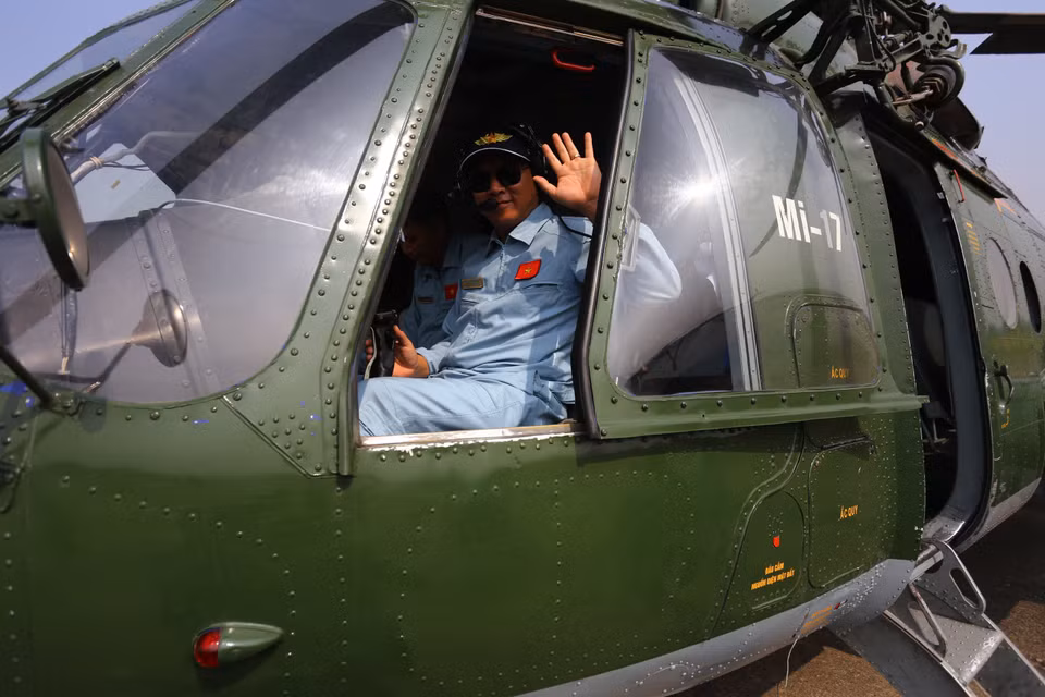 Concentrés et déterminés, les pilotes de l'armée de l'air vietnamienne sont toujours prêts à s'entraîner avec acharnement pour atteindre l'excellence et garantir des performances optimales lors des démonstrations. Photo : VNA
