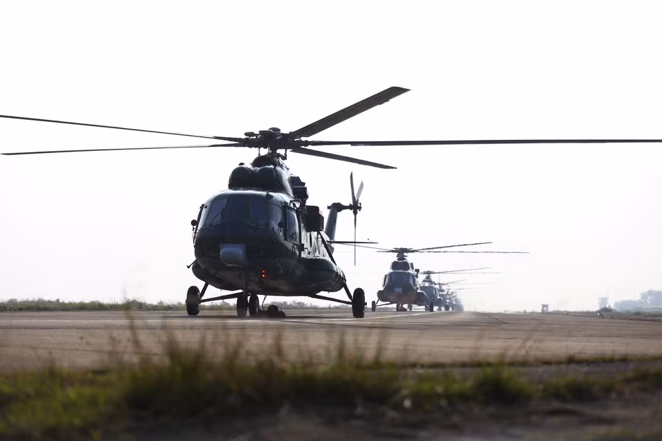 Tôt dans la matinée à Dông Nai, une escadrille de dix hélicoptères de l'armée de l'air vietnamienne se prépare méticuleusement à l'exercice de hissage des drapeaux nationaux et du Parti, en vue des prochaines commémorations. Photo : VNA