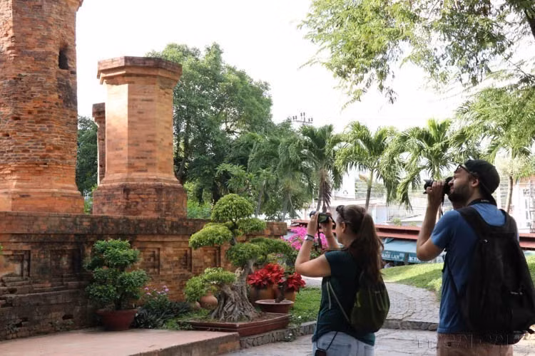 Fascinés par l'histoire : deux touristes russes photographient la tour Po Nagar à Khanh Hoa, une destination prisée par les voyageurs russes, deuxième marché après la Chine. Photo : Tien Minh – VNA