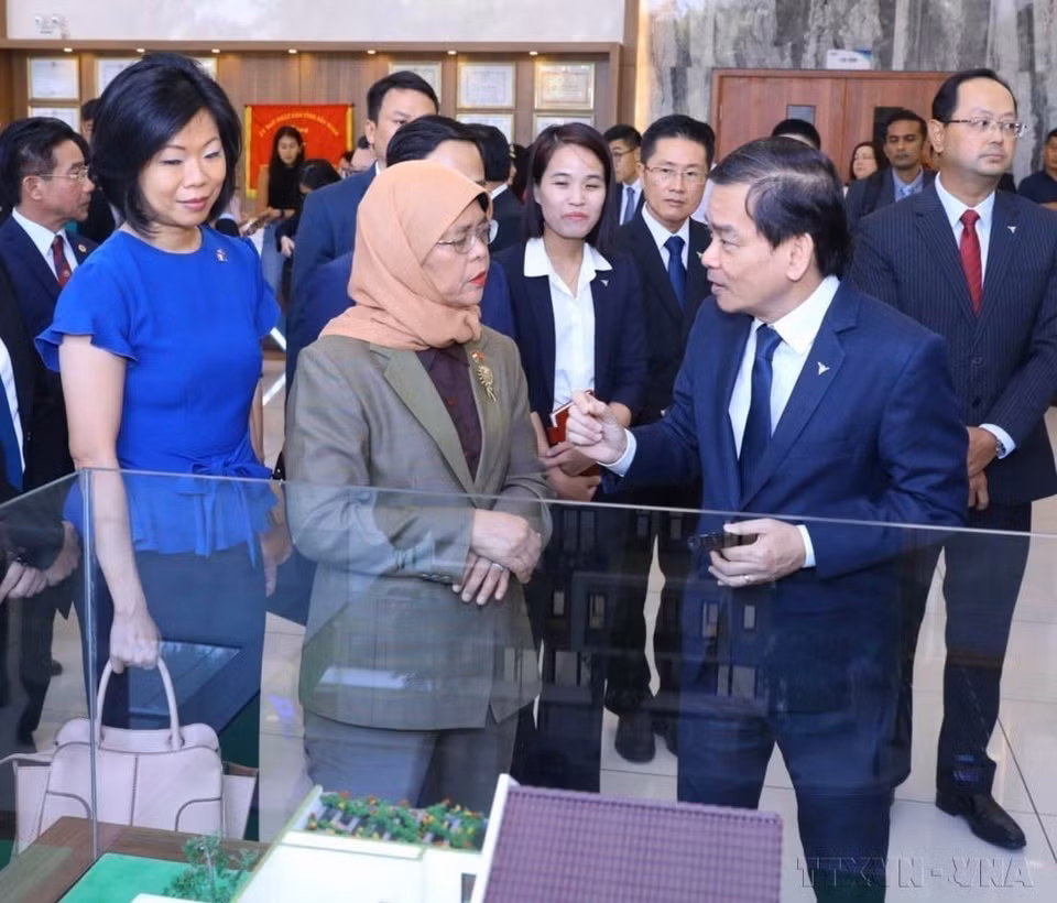 La présidente de Singapour, Halimah Yacob, visite le parc industriel VSIP Bac Ninh lors de sa visite d'État au Vietnam (18 octobre 2022). Photo : Van Diep – VNA