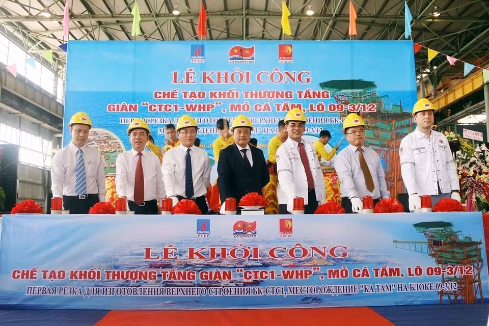 Le 23 mars 2018, le consortium d’entreprises composé de Vietsovpetro, de la Société générale d’exploration et de production de pétrole et de gaz (PVEP) et du groupe Bitexco lancent la construction du module supérieur de la plate-forme de production CTC1-WHP dans le cadre du projet de développement du champ pétrolier de Ca Tâm, bloc 09/3-12. Photo : VNA