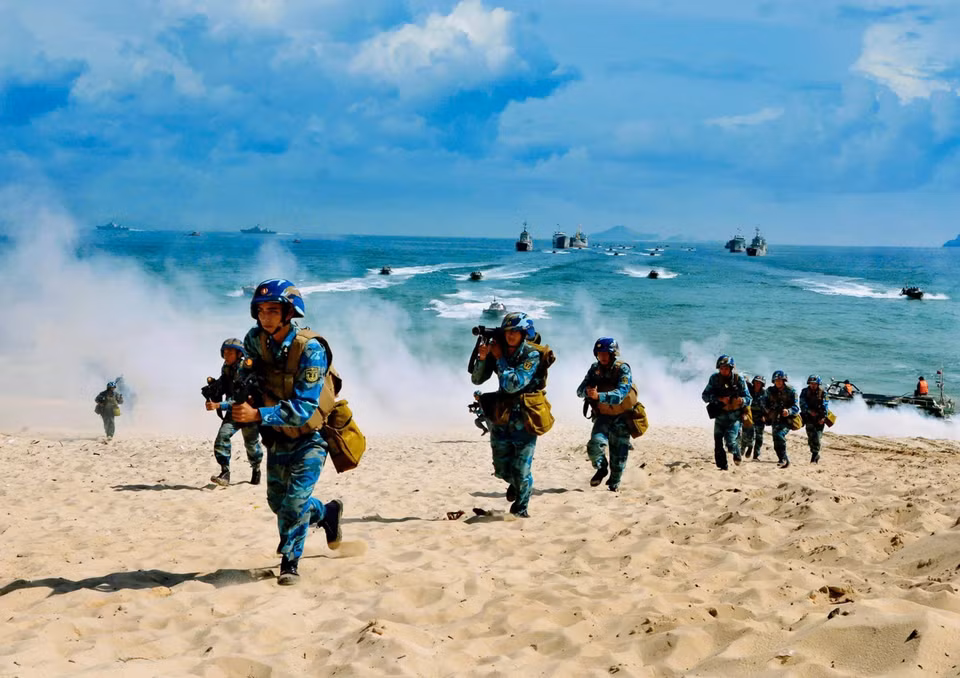 Les officiers et soldats du Commandement de la Région navale 4 lors d'un exercice de défense.