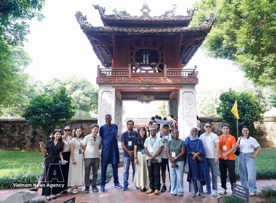 Les délégués au Dialogue Asie-Pacifique sur le patrimoine et l’authenticité visitent le Temple de la Littérature – Quoc Tu Giam, à Hanoï, le 27 septembre 2026. Photo : VNA