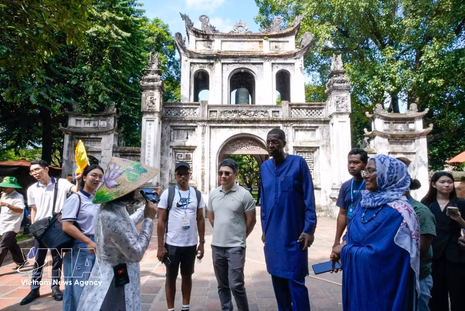 Les délégués découvrent les valeurs historiques et culturelles du Temple de la Littérature – Quoc Tu Giam. Photo : VNA.