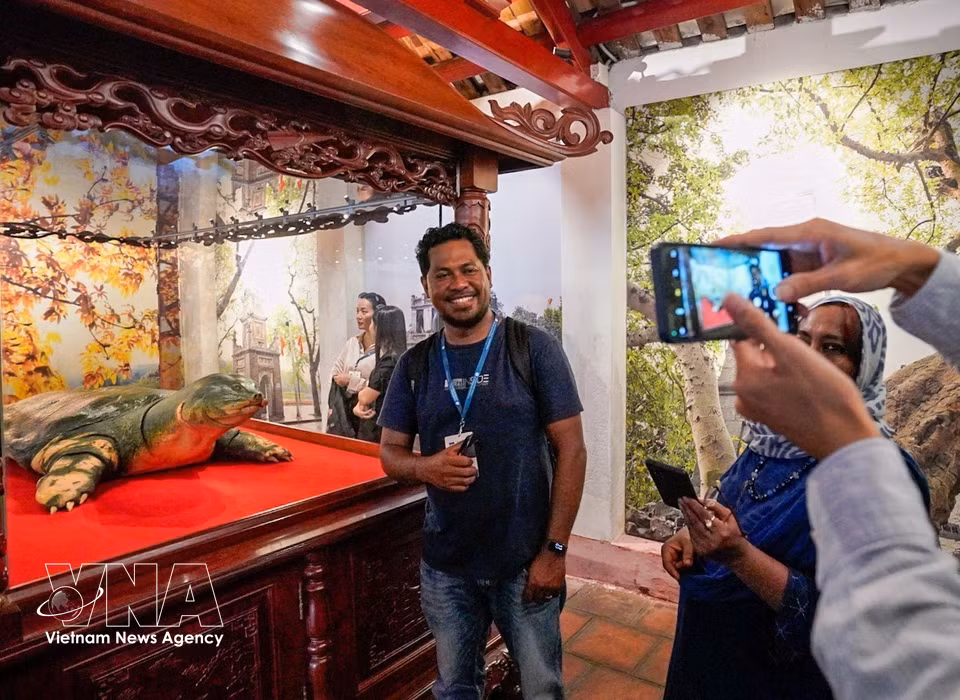 Les délégués visitent et découvrent le site historique du temple Ngoc Son. Photo: VNA