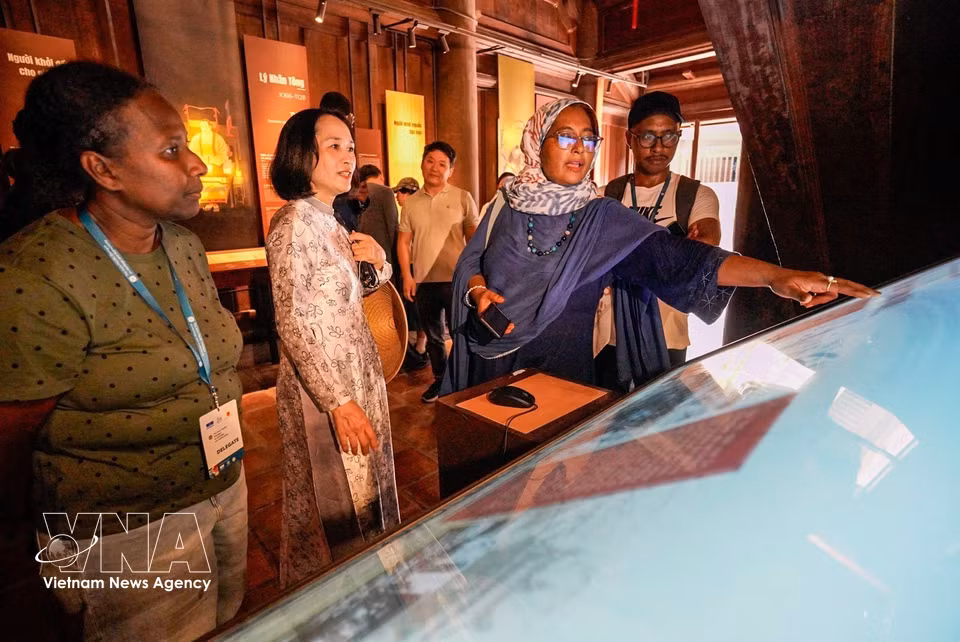 Les délégués au Dialogue Asie-Pacifique sur le patrimoine et l’authenticité visitent le Temple de la Littérature – Quoc Tu Giam, à Hanoï, le 27 septembre 2026. Photo: VNA