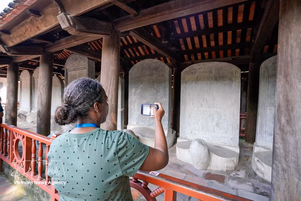 Les délégués découvrent les valeurs historiques et culturelles du Temple de la Littérature – Quoc Tu Giam. Photo : VNA