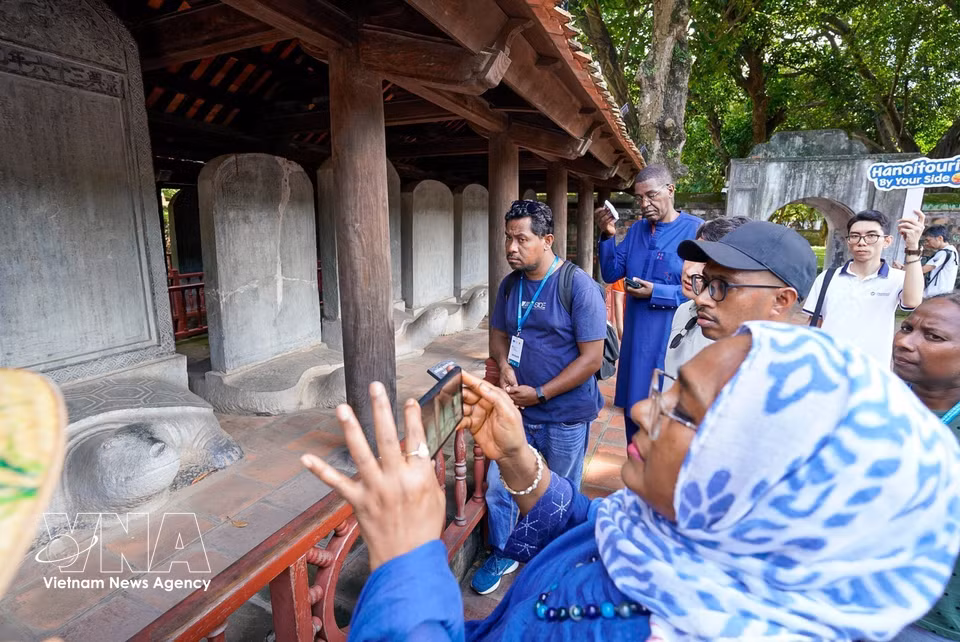 Les délégués visitent le Temple de la Littérature – Quoc Tu Giam, à Hanoï, le 27 septembre 2026. Photo : VNA