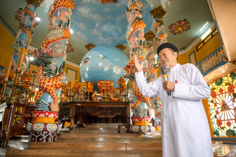 Un représentant du Saint-Siège caodaïste de Tây Ninh est en train de présenter cette œuvre architecturale et spirituelle unique.