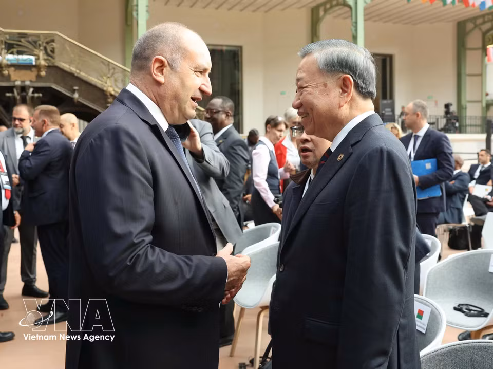 Le secrétaire général du Parti communiste du Vietnam et président de la République, To Lam, et le président bulgare, Rumen Radev, participent au Sommet. Photo : VNA