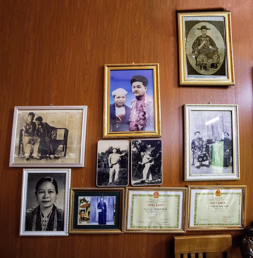À Muong Coi, commune de Luong Son, province de Phu Tho, il préserve également un espace d’exposition présentant des photographies d’archives de la lignée des Dinh Công. Photo: VNA
