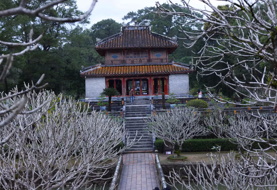 Le pavillon Minh Lâu (de la Clarté) dans l'enceinte du mausolée du roi Minh Mang, est perché sur trois terrasses qui symbolisent les trois pouvoirs du ciel, de la terre et de l’eau.