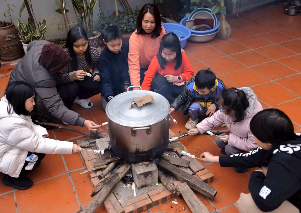 La marmite de "bánh chưng" reflète l'image chaleureuse des retrouvailles familiales, une belle tradition millénaire du peuple vietnamien. Photo: VietnamPlus