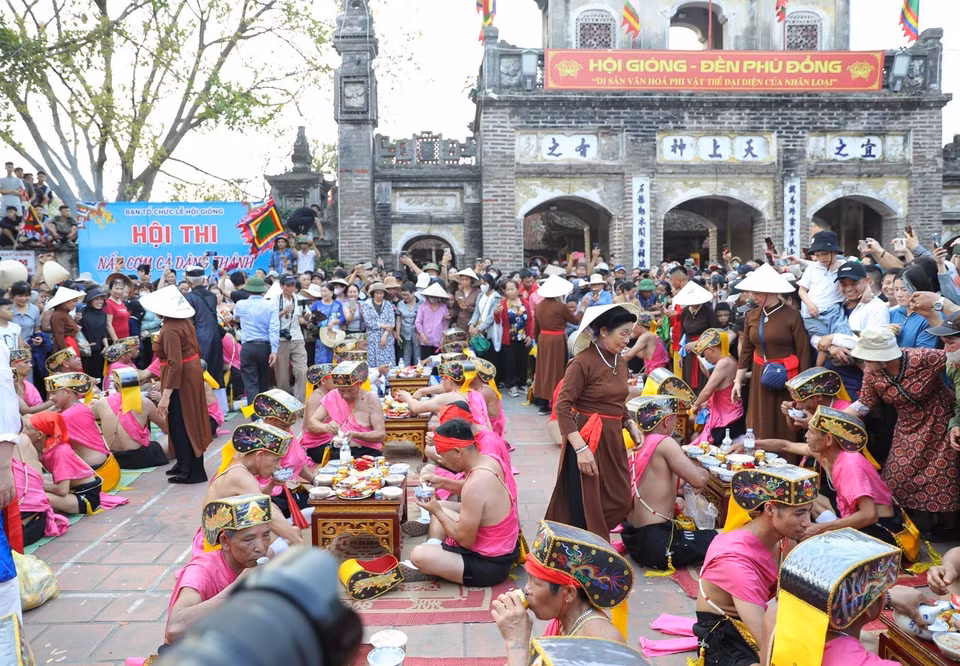 Cette année, la fête a lieu le 6 mai. Sur la photo : le rituel du khao quân (banquet militaire) organisé dans la cour du temple.