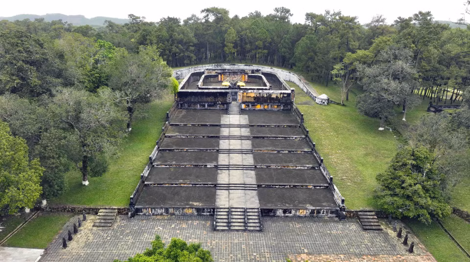 Le mausolée de Gia Long (Thiên Tho Lang), construit sur six années (1814-1820), est situé dans un site au feng shui exceptionnel, dans le hameau de Dinh Môn, commune de Huong Tho, ville de Huê. Il s’agit du lieu de repos éternel du fondateur de la dynastie des Nguyên et de l’impératrice Thua Thiên Cao.
