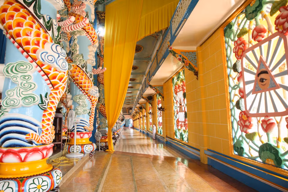 L'intérieur du Saint-Siège caodaïste est une œuvre architecturale remarquable, caractérisée par sa fusion harmonieuse des styles asiatique et européen.