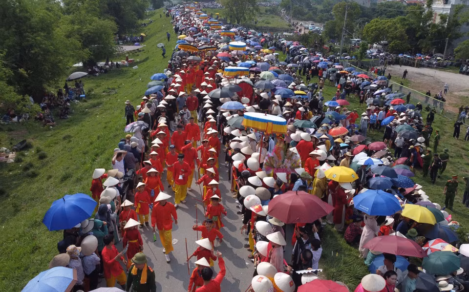 La troupe des maîtres (M. Hiêu) - du drapeau, du tambour et du gong- en marche vers la bataille.