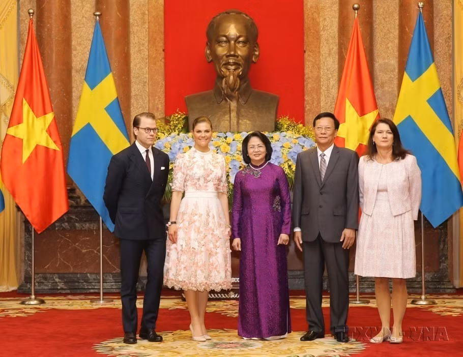 La vice-présidente Dang Thi Ngoc Thinh (centre) accueille la princesse héritière de Suède Victoria Ingrid Alice Désirée, en visite officielle au Vietnam du 6 au 8 mai 2019.