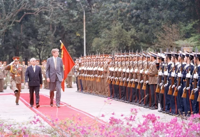 Le Premier ministre Vo Van Kiêt (gauche) préside la cérémonie d'accueil du Premier ministre suédois Carl Bildt, en visite officielle au Vietnam, le matin du 7 avril 1994.