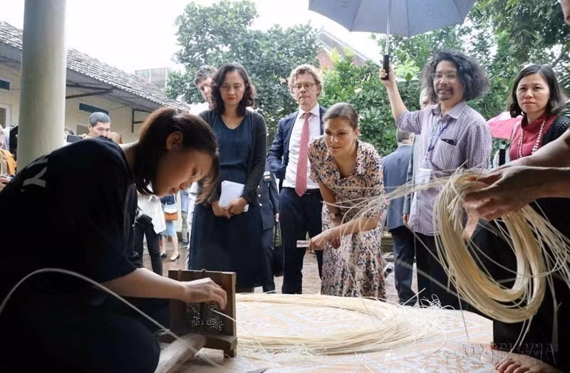 La princesse héritière de Suède Victoria Ingrid Alice Désirée visite le village traditionnel de vannerie du village de Phu Vinh, commune de Phu Nghia, district de Chuong My, à Hanoï, lors de sa visite officielle au Vietnam (7 mai 2019).