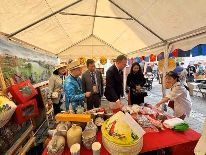 Le président du conseil municipal de Stockholm, Olle Burell, visite le stand vietnamien à la Foire commerciale et culinaire de l'ASEAN 2024, qui s'est tenue à Stockholm (15 juin 2024). Photo : VNA