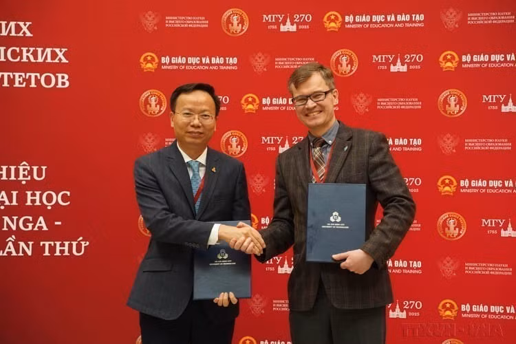 Remise du procès-verbal de l'accord entre l'Université fédérale d'Extrême-Orient et l'Université de technologie de Hô-Chi-Minh-Ville relevant de l'Université nationale de Hô Chi Minh-Ville lors du 2e Forum des recteurs d'université Vietnam - Russie (Moscou, 18 avril 2024). Photo : VNA