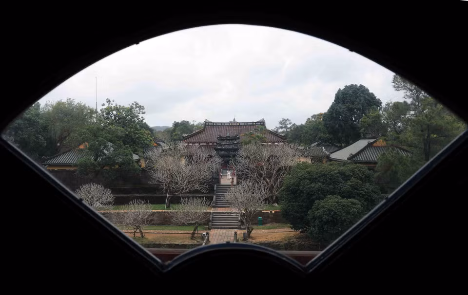 Le mausolée de Minh Mang (Hiêu Lang), construit sur ordre de l’empereur Thiêu Tri, se dresse majestueusement sur la montagne de Câm Kê, dans le hameau d’An Bang, quartier Long Hô, arrondissement de Phu Xuân, ville de Huê. Représentant l’un des ensembles les plus rigoureux et les plus harmonieux de l’époque des Nguyên, il attire un grand nombre de visiteurs venus admirer sa grandeur et sa sérénité.