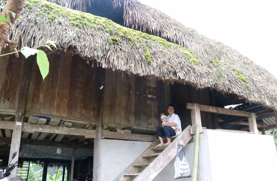 Maison au toit moussu des Dao dans la région frontalière de Thanh Thuy.
