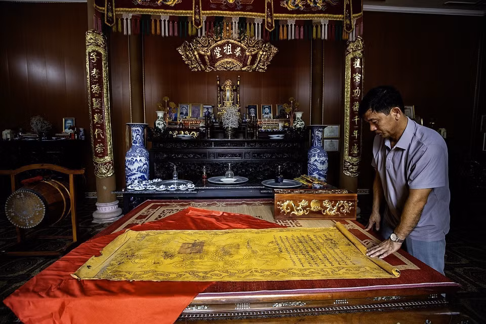 Dinh Công Thao, arrière-petit-fils de quatrième génération de la lignée des Dinh Công, conserve encore les édits royaux conférés à sa famille. Photo: VNA
